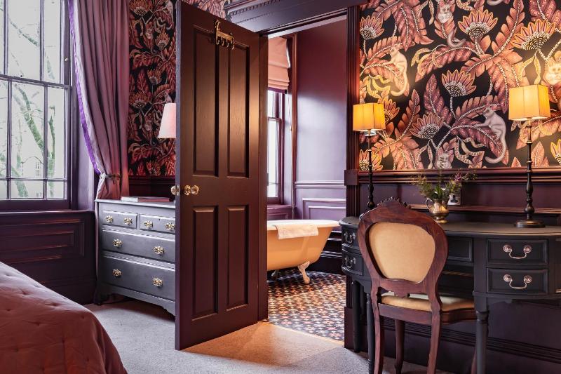 Deluxe Queen Room image 1