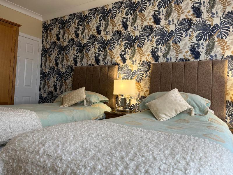 Twin Room with Private Bathroom image 1