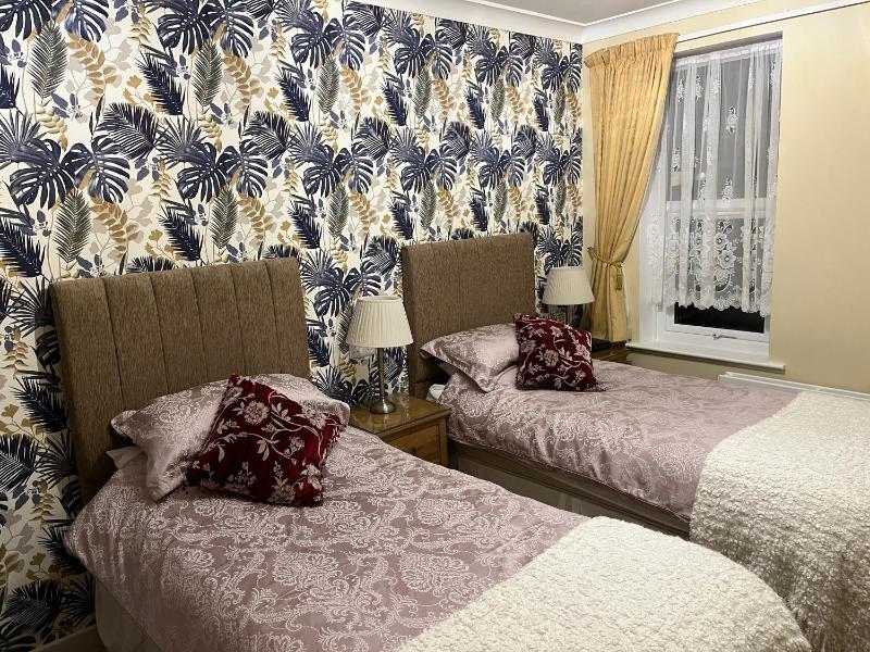 Twin Room with Private Bathroom image 3