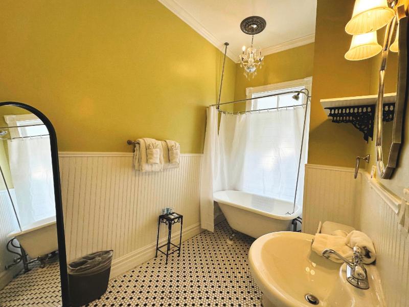 King Room with Balcony image 4