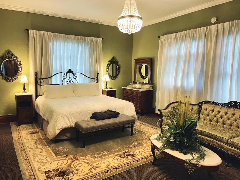 King Room with Balcony image 3