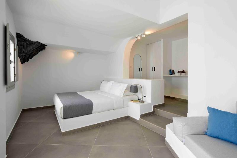 Romantic Cave with Outdoor Hot Tub and Caldera View image 3
