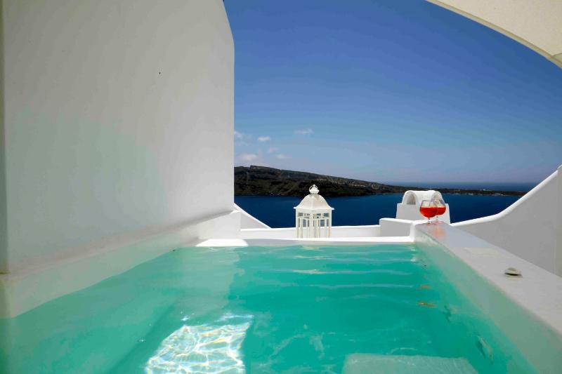 Romantic Cave with Outdoor Hot Tub and Caldera View image 4