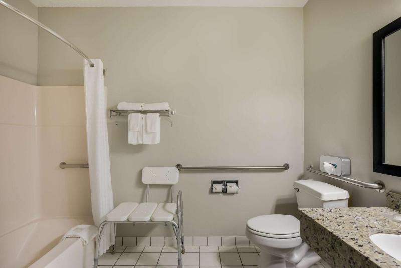 Queen Room - Accessible/Non Smoking image 2