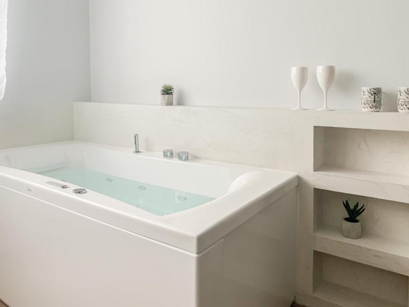 Jacuzzi Bay avec LITERIE GRAND LUXE proche du lac Annecy Avenue du Parmelan - image 22
