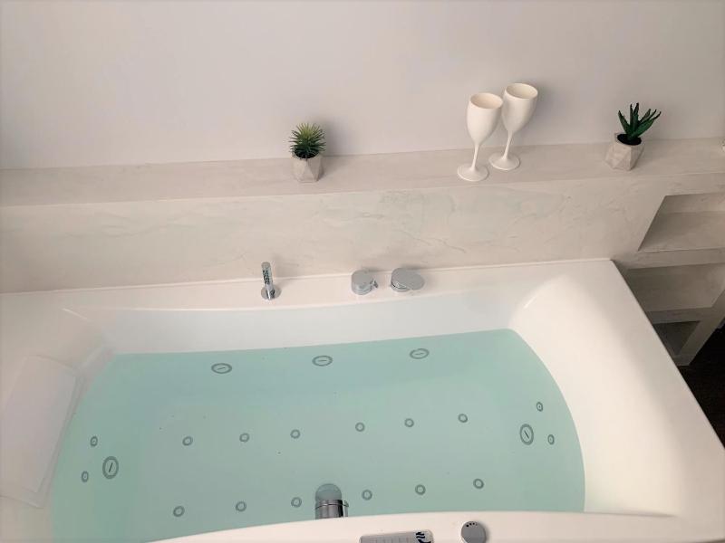 Jacuzzi Bay avec LITERIE GRAND LUXE proche du lac Annecy Avenue du Parmelan - image 9