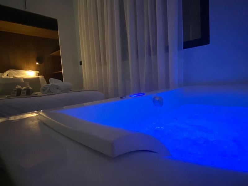 Jacuzzi Bay avec LITERIE GRAND LUXE proche du lac Annecy Avenue du Parmelan - image 7