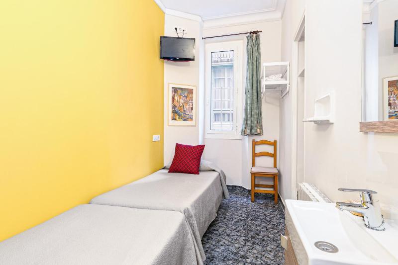 Twin Room with Shared Bathroom image 1