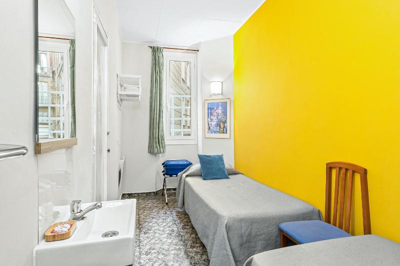 Twin Room with Shared Bathroom image 4