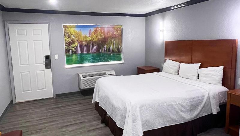 King Room image 3