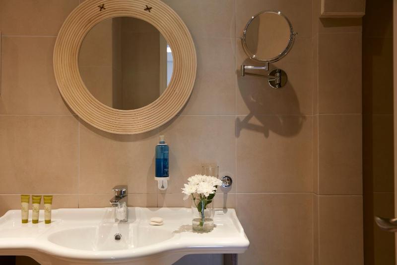 Deluxe Double Room image 2