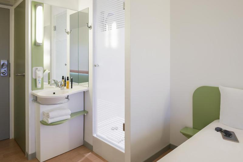Economy Triple Room image 2