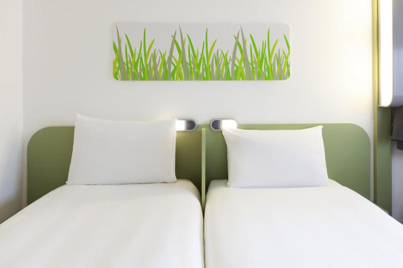 Twin Room image 3