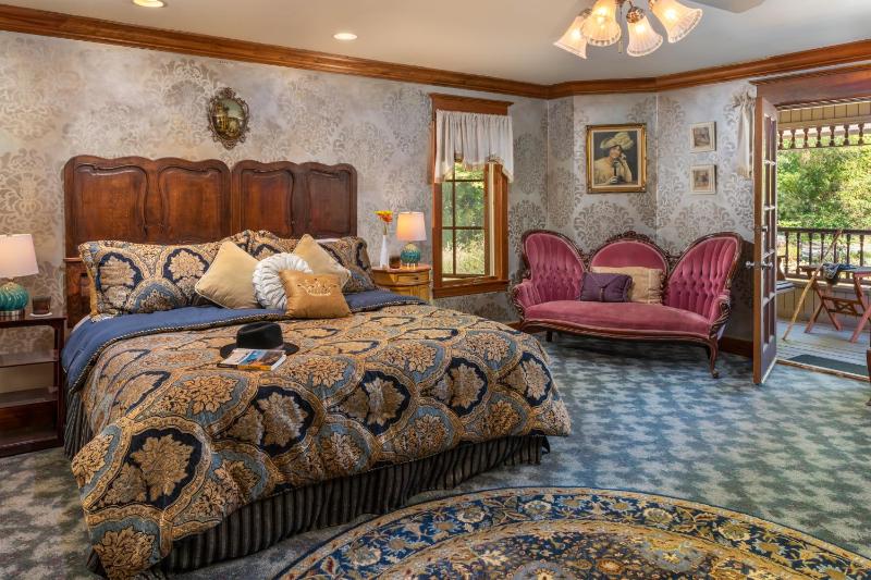 King Suite with Balcony image 3