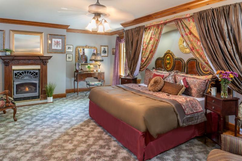 King Suite with Balcony image 4