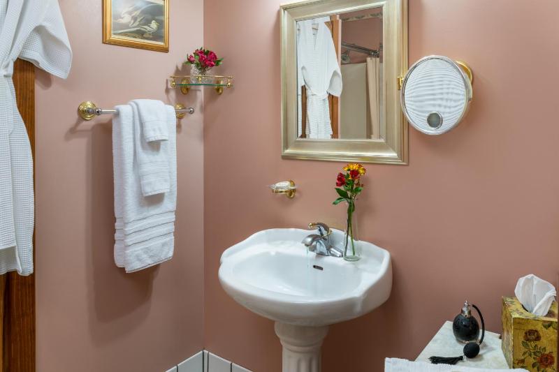 King Suite with Balcony image 4