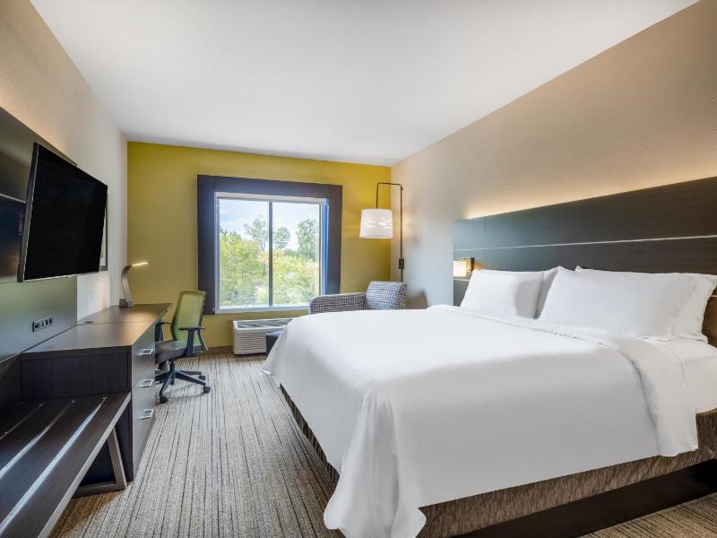 Standard King Room image 3