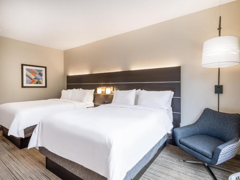 Standard Queen Room with Two Queen Beds image 2