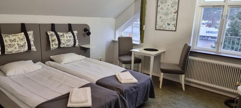 Twin Room with Shared Bathroom image 1