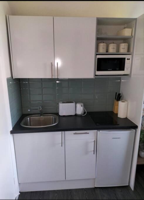 One-Bedroom Apartment image 3