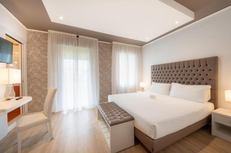 Double Room image 3