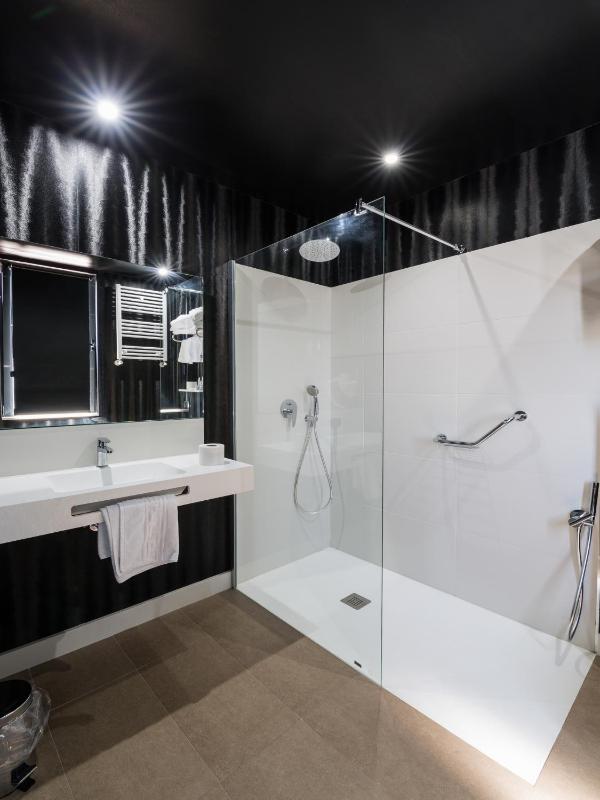 Double or Twin Room image 4