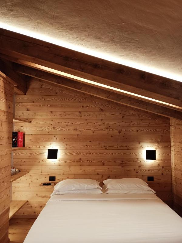 Deluxe Double Room with Hot Tub and Balcony image 1