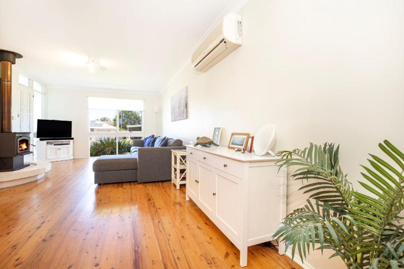 Hayes Beach House I Award Winner I 4 Mins to Beach - image 13