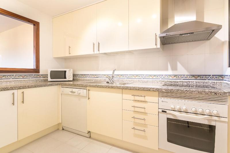 2114-Apt with nice terrace with pool view - image 14