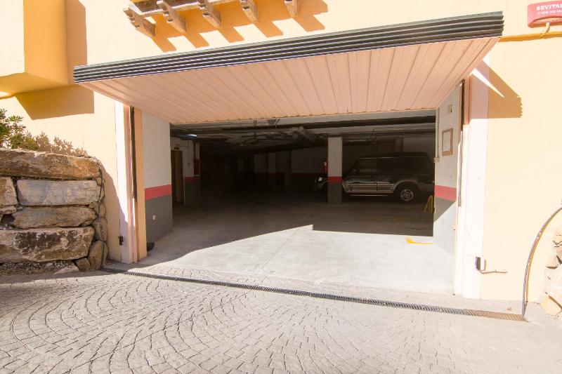 2114-Apt with nice terrace with pool view - image 18