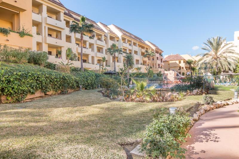 2114-Apt with nice terrace with pool view - image 21