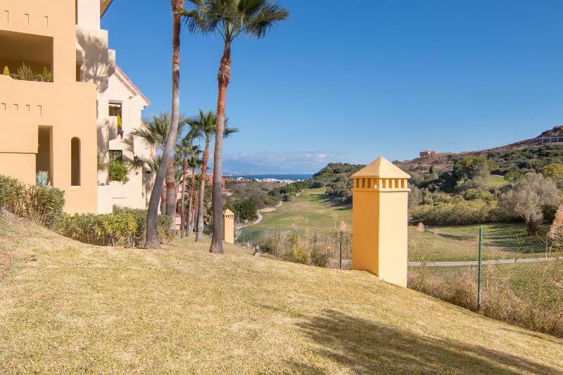 2114-Apt with nice terrace with pool view - image 12