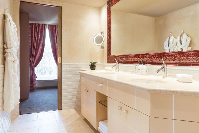 Corner Junior Suite with lake view image 4