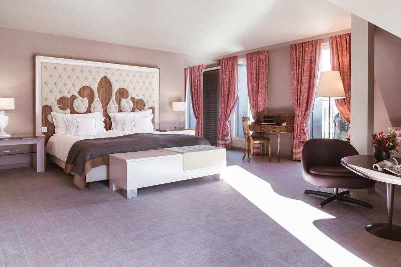 Corner Junior Suite with lake view image 1