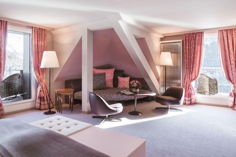 Corner Junior Suite with lake view image 3