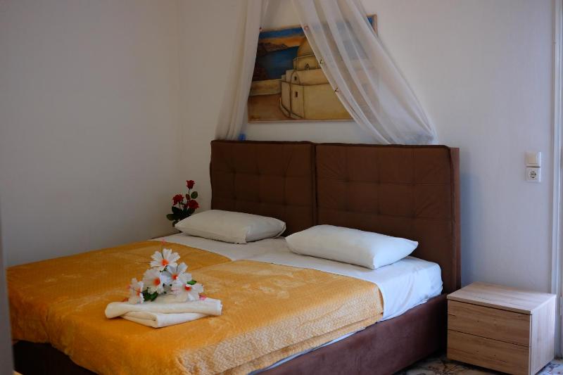 Studio (2 Adults) image 3