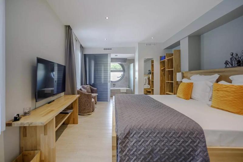 King Room with Garden View image 1