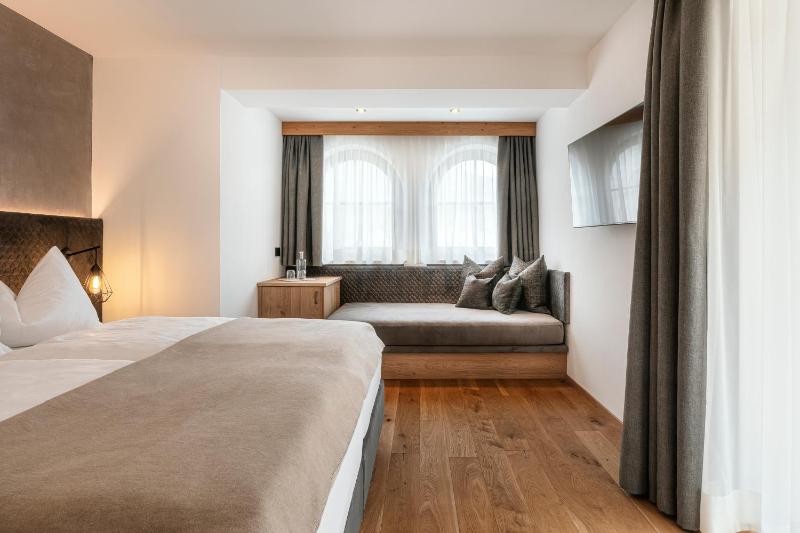Deluxe Double Room with Balcony image 3