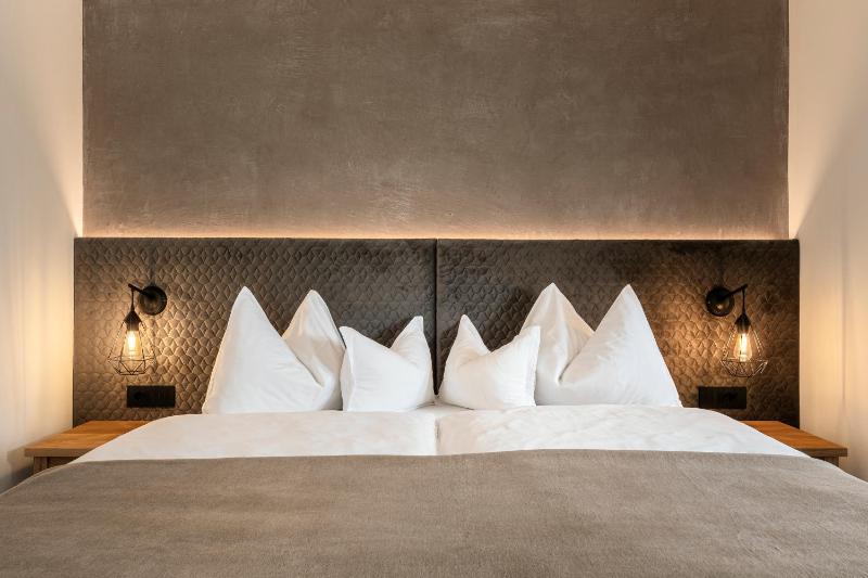 Deluxe Double Room with Balcony image 4