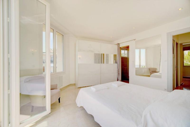 Brand New Three Bedroom Apartment with Sea views - image 27
