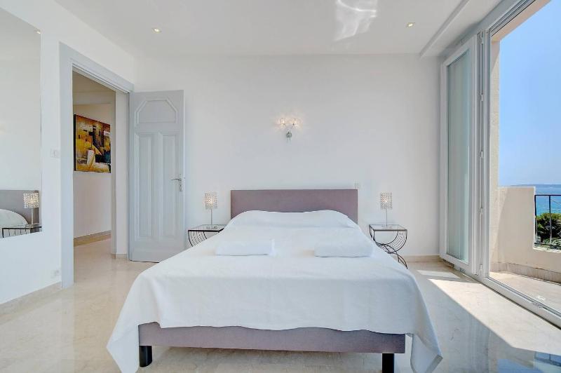 Brand New Three Bedroom Apartment with Sea views - image 15