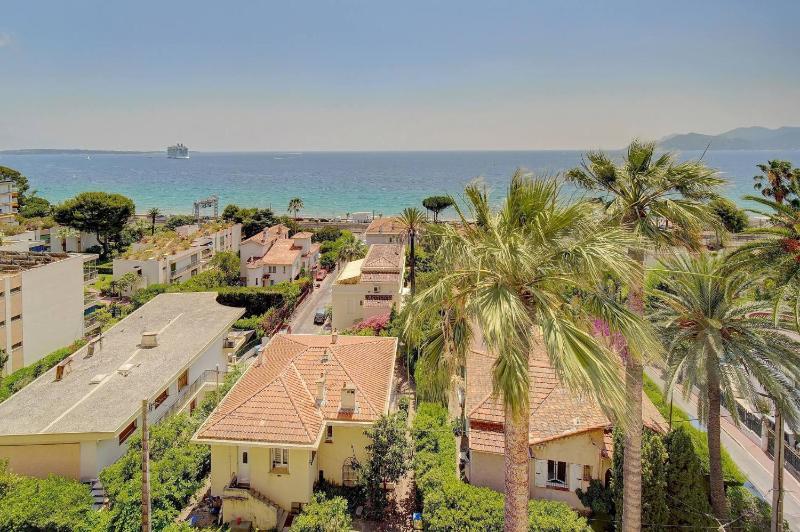 Brand New Three Bedroom Apartment with Sea views - image 12