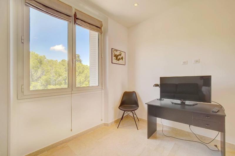 Brand New Three Bedroom Apartment with Sea views - image 6