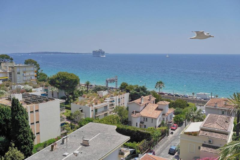 Brand New Three Bedroom Apartment with Sea views - image 4
