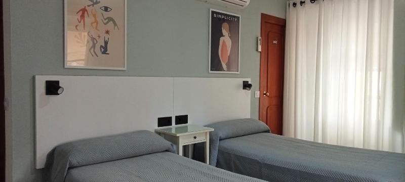Twin Room with Extra Bed image 4