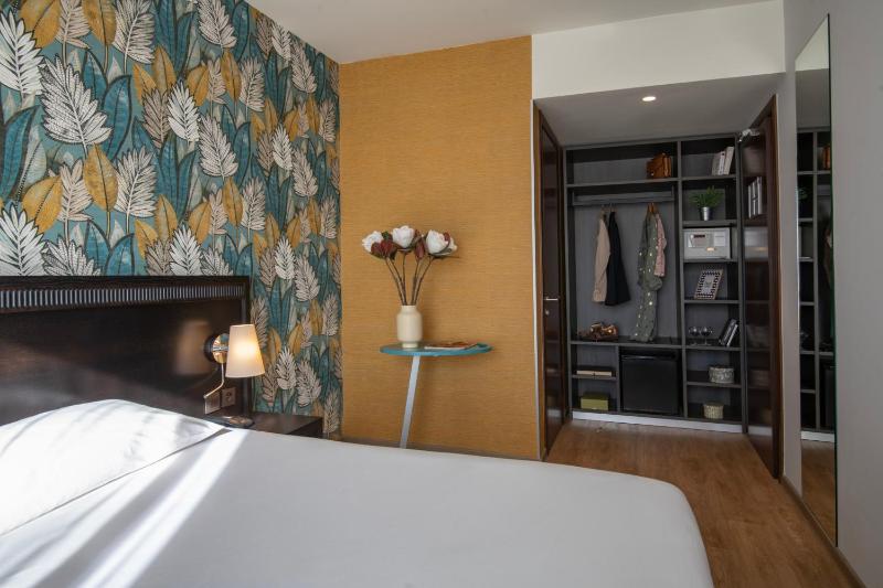Standard Twin Room image 3