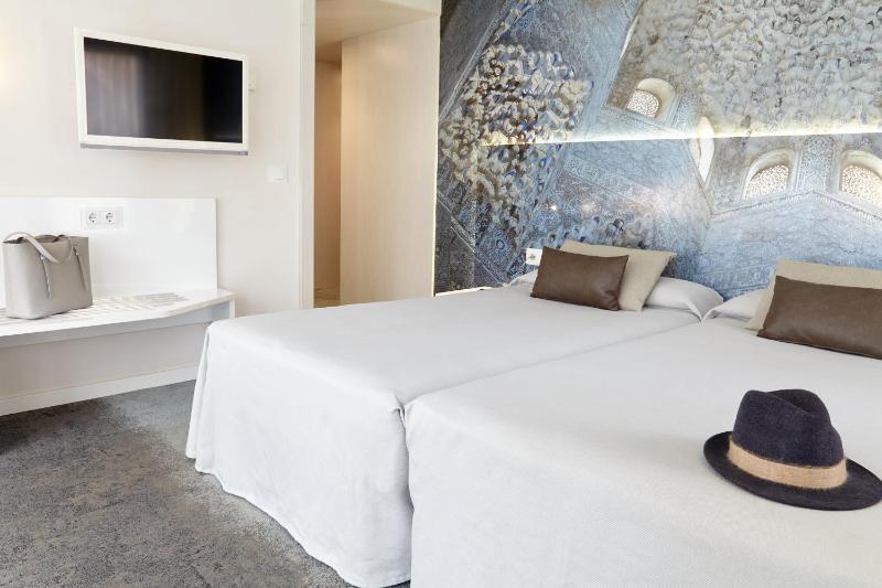 Twin Room image 4