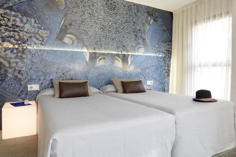 Twin Room image 3