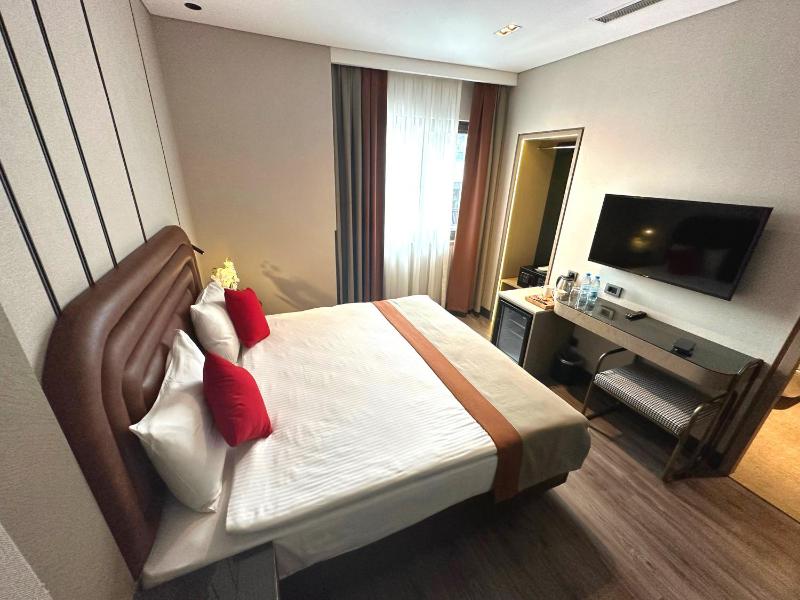 Deluxe King Room image 3