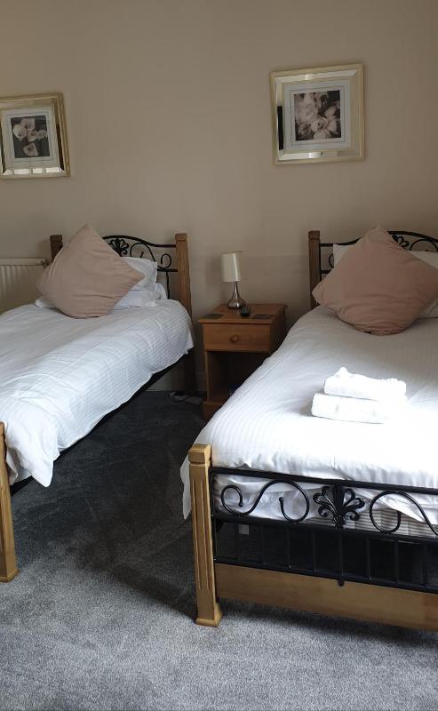 Twin Room with Private Bathroom image 3